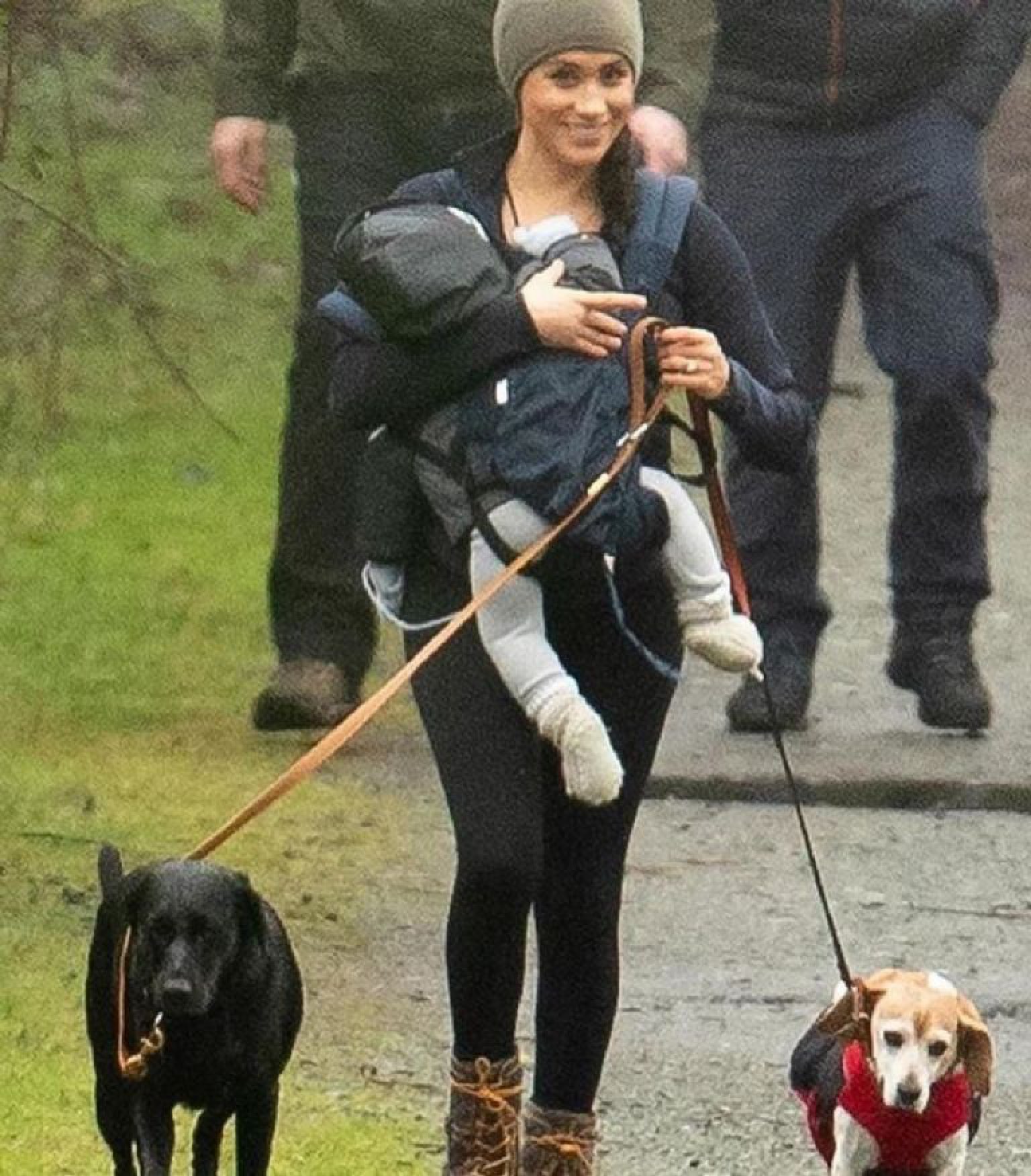 Meghan Markle lejos de la realeza y con vida más simple: paseó con su bebé y su perro