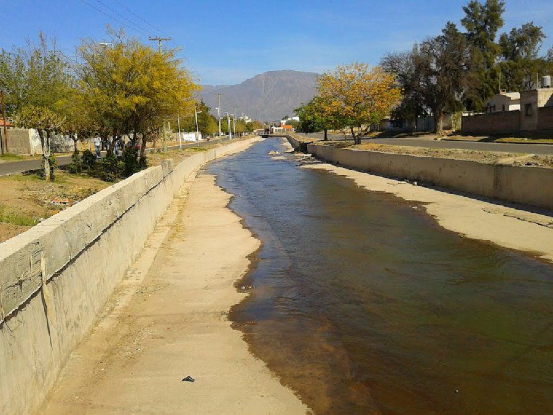 Una mujer perdió la vida tras caer de un puente
