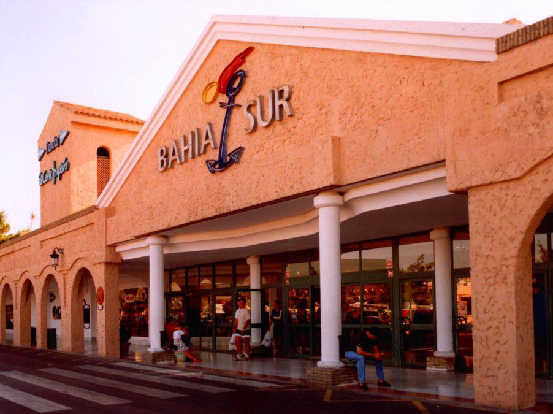 Video: familia de patos de paseo por el shopping