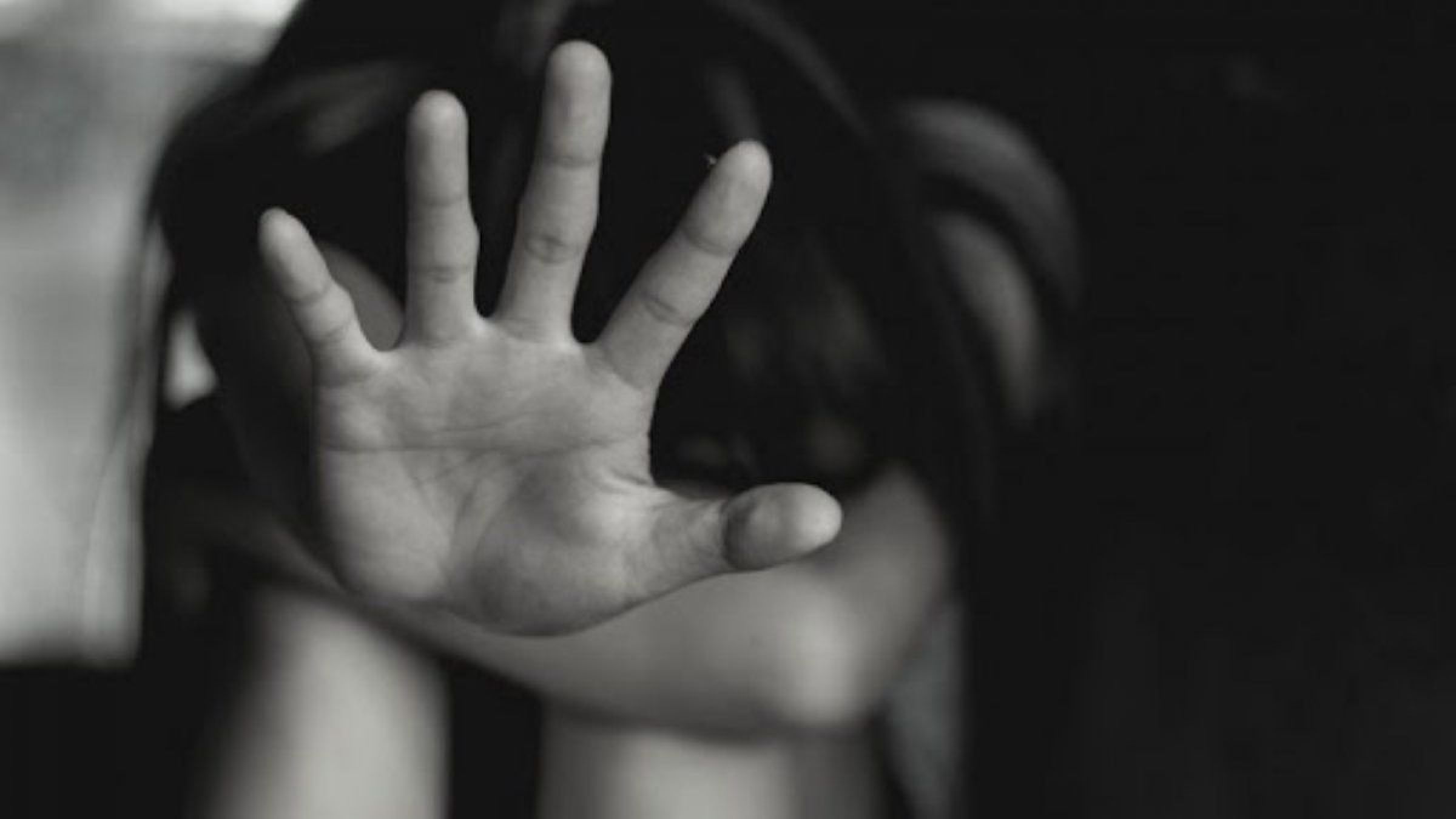 Una mujer dejaba que violarán a su hija de 9 años a cambio de dinero y mercadería