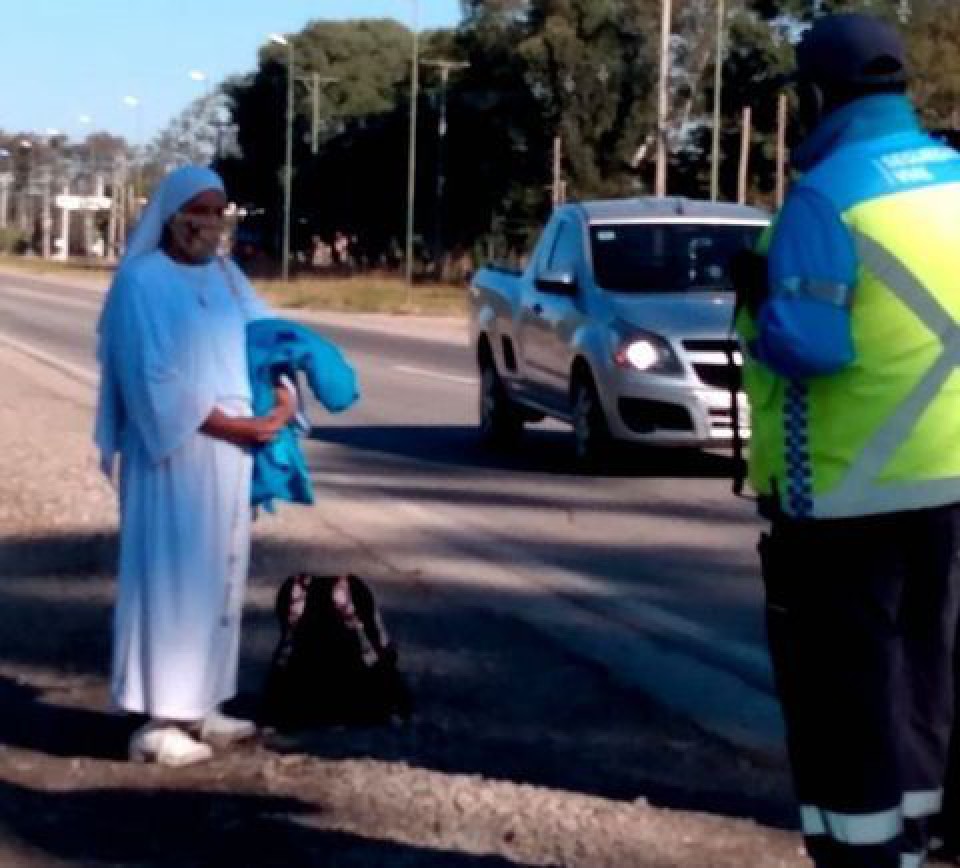 Demoran a mujer que dice ser profeta de Cristo y que con atuendos de monja camina hacia Colombia