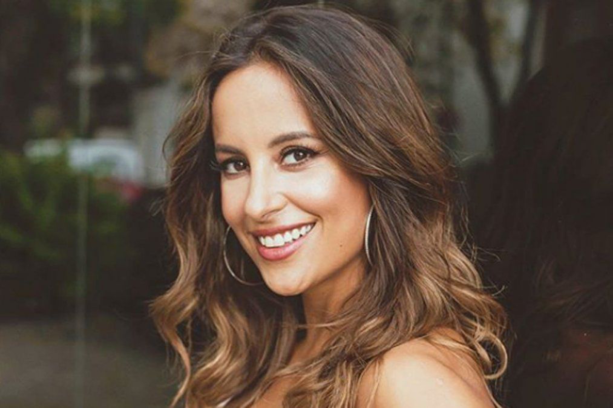 Lourdes Sánchez debutó en un nuevo programa con un mini vestido y mucho brillo