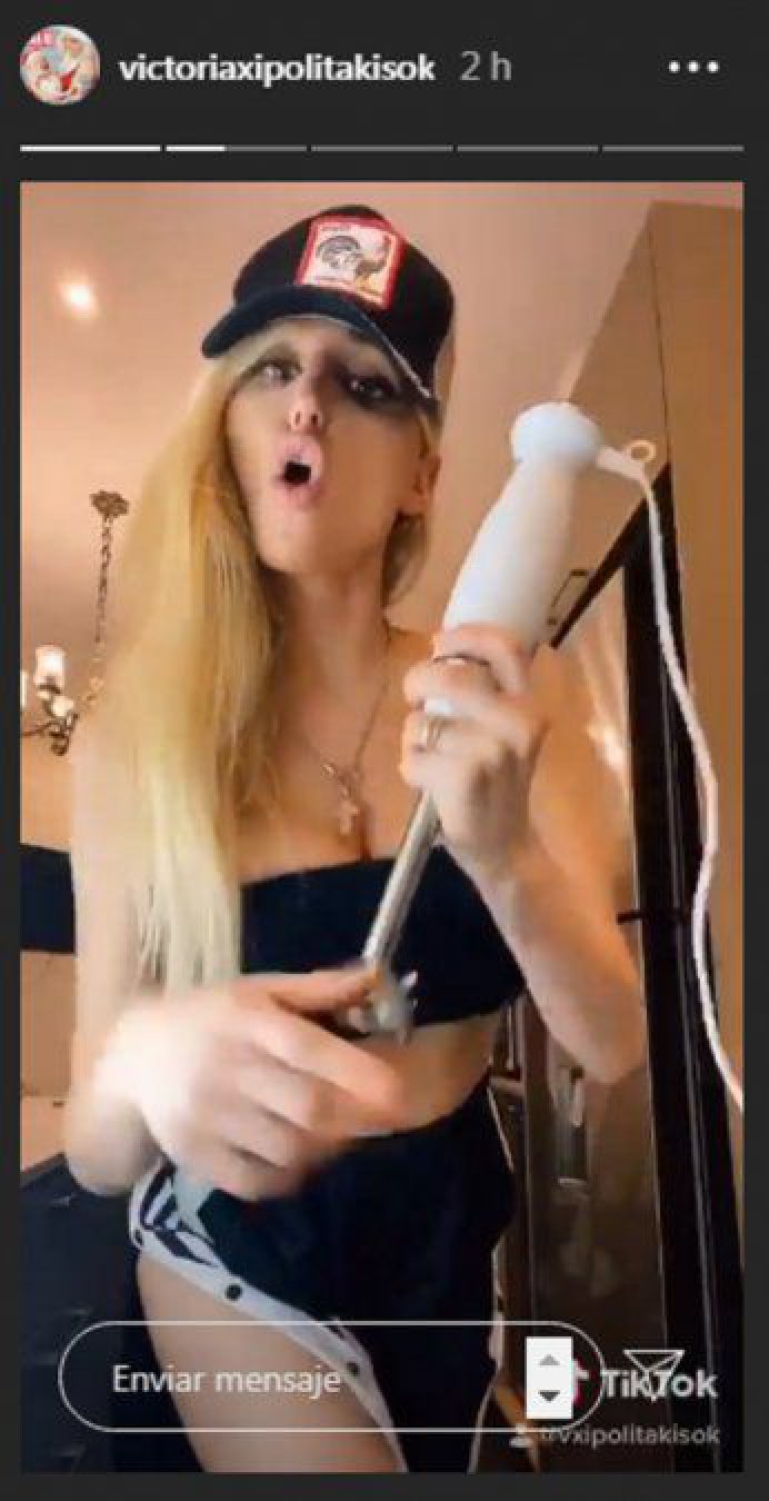 Vicky Xipolitakis dejó de cocinar para perrear mostrando su bombacha con brillos