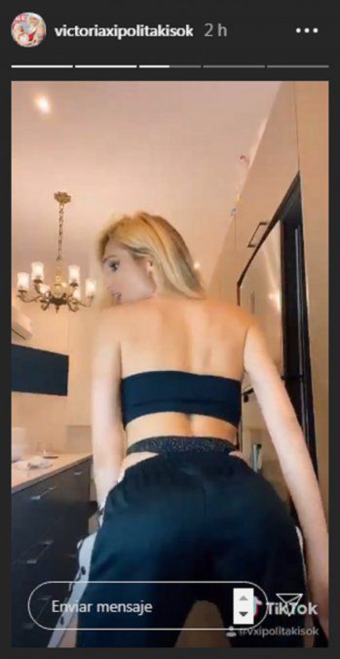 Vicky Xipolitakis dejó de cocinar para perrear mostrando su bombacha con brillos