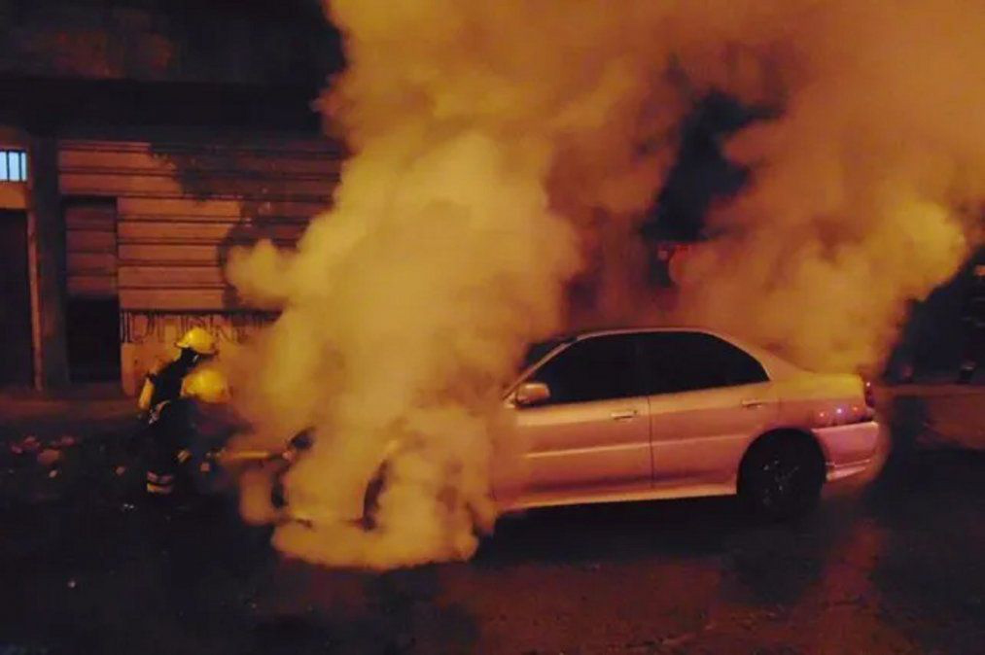Incendiaron el auto del novio de una enfermera que dio positivo de Covid-19