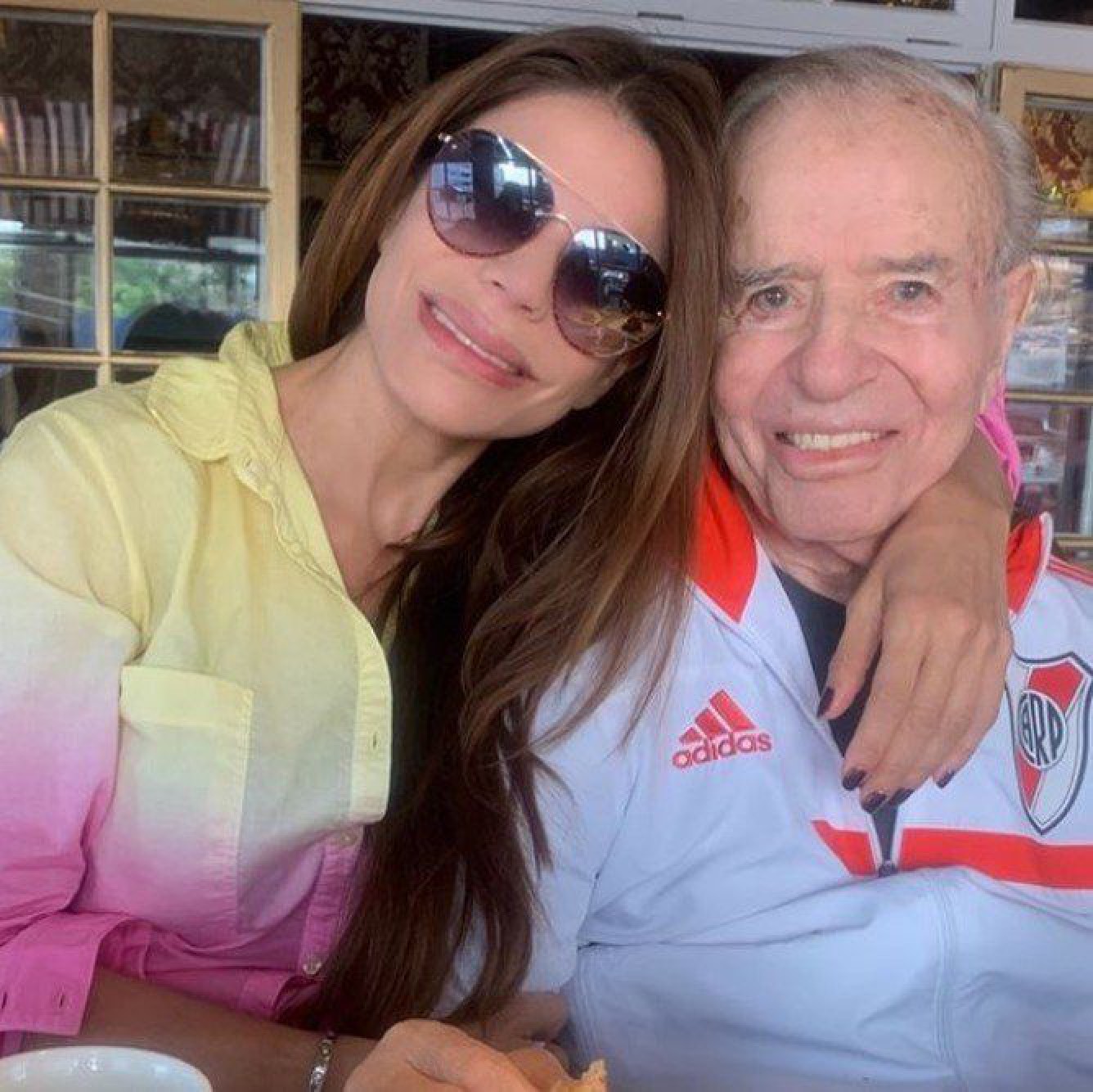 Carlos Menem volvió a su casa y lo recibieron con una sorpresa ¡al estilo de los 90!