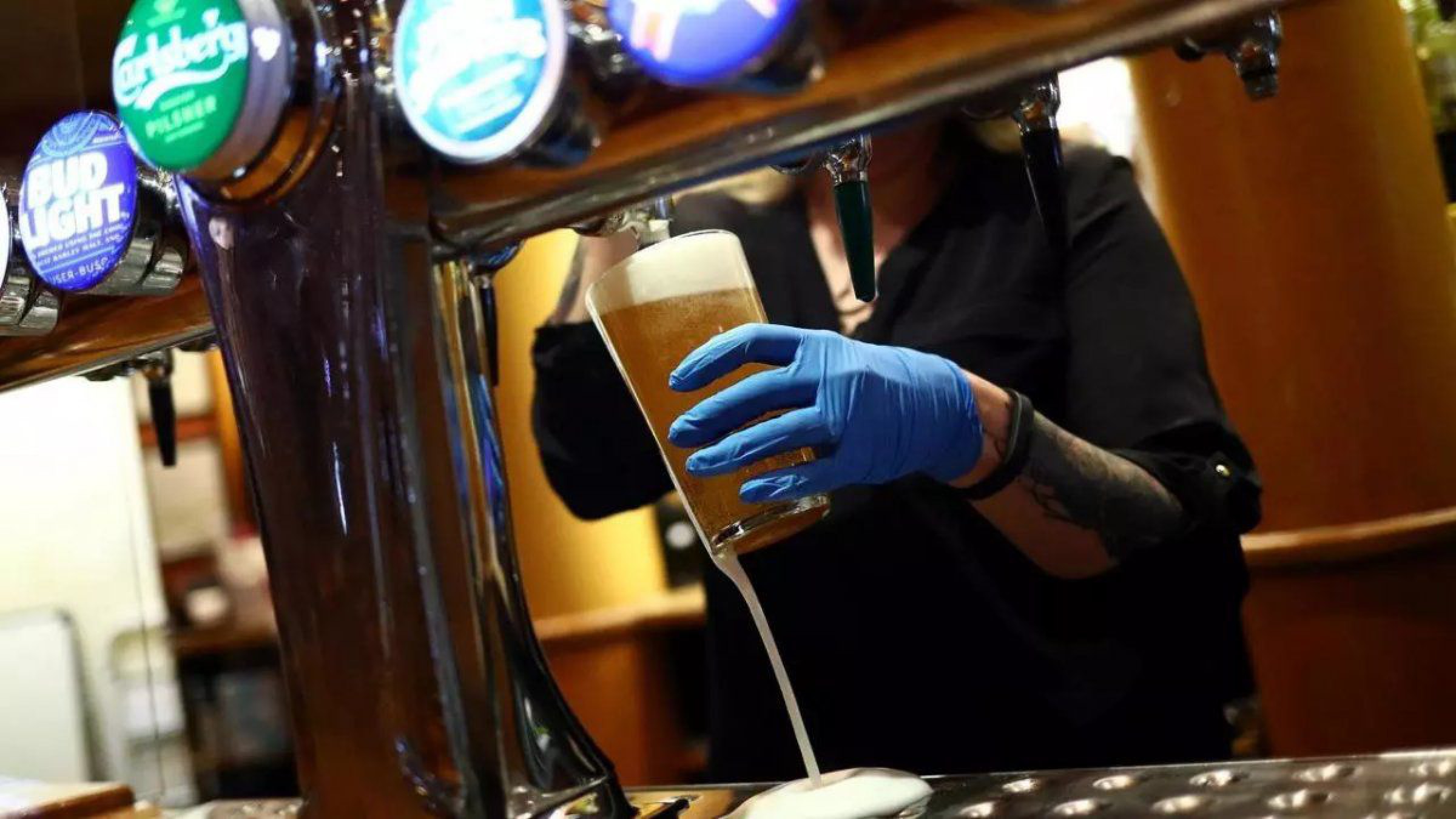 Inglaterra reabre bares, cines y peluquerías