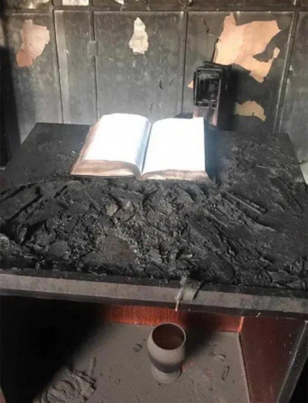Intentó robar una garrafa de una iglesia y murió incinerado: de las llamas sólo se salvó una Biblia