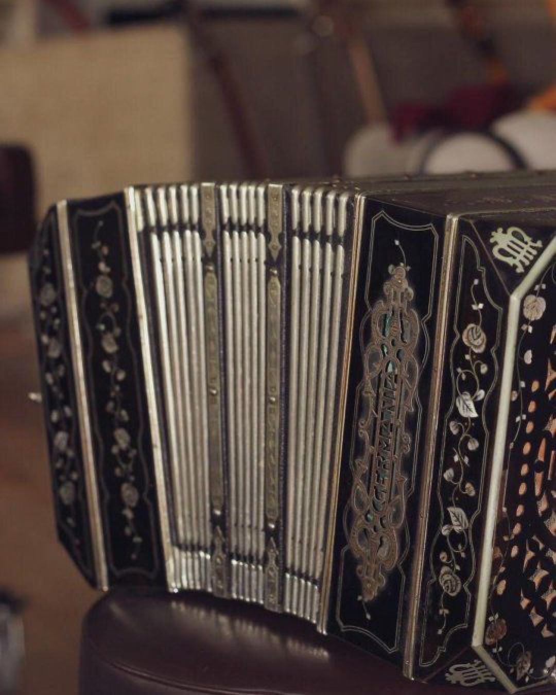 La historia detrás de la guitarra del cantante argentino ”Coti”