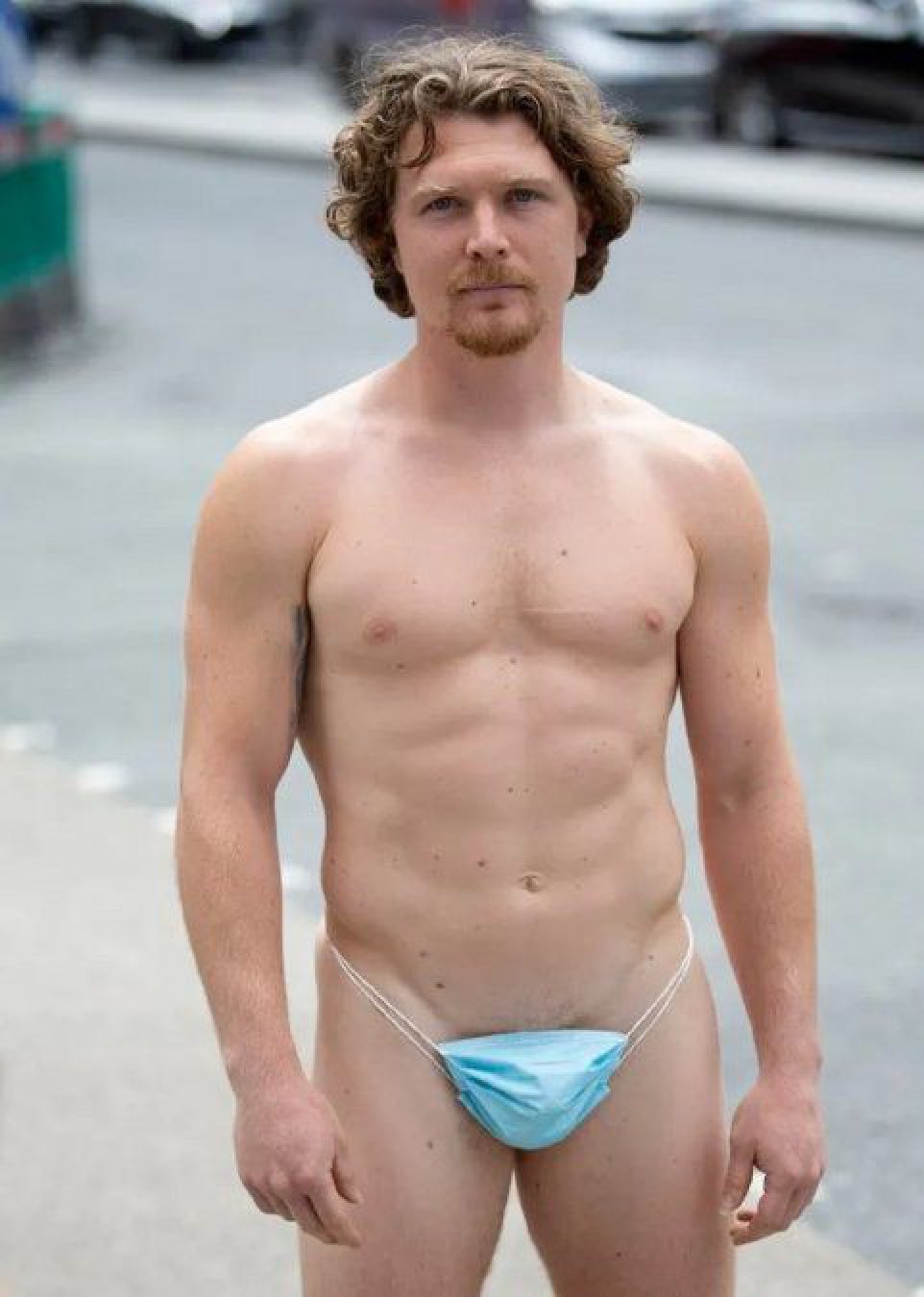 Londres insólito: hombre protestó contra el uso del barbijo poniéndose uno como taparrabo