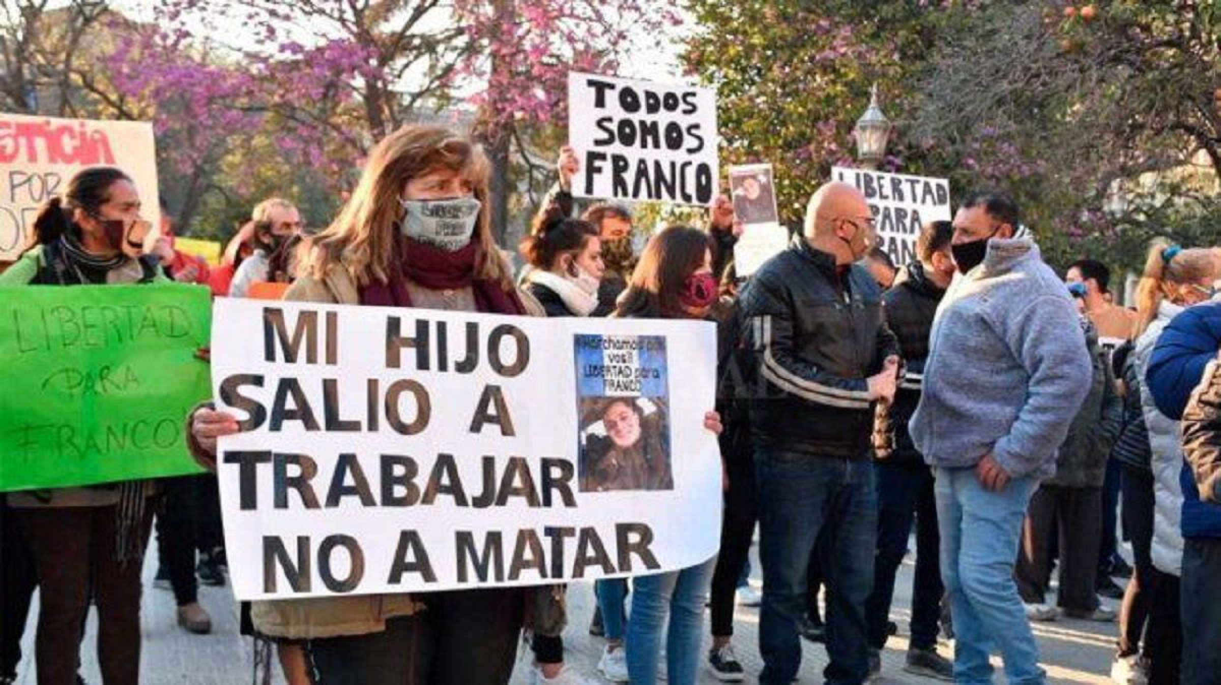 Liberan al policía que mató a dos ladrones, una multitud lo recibió con aplausos