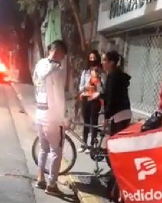 Habló la rosarina que le regaló su bicicleta a un repartidor asaltado: “Estaba desesperado y sentí mucha impotencia”