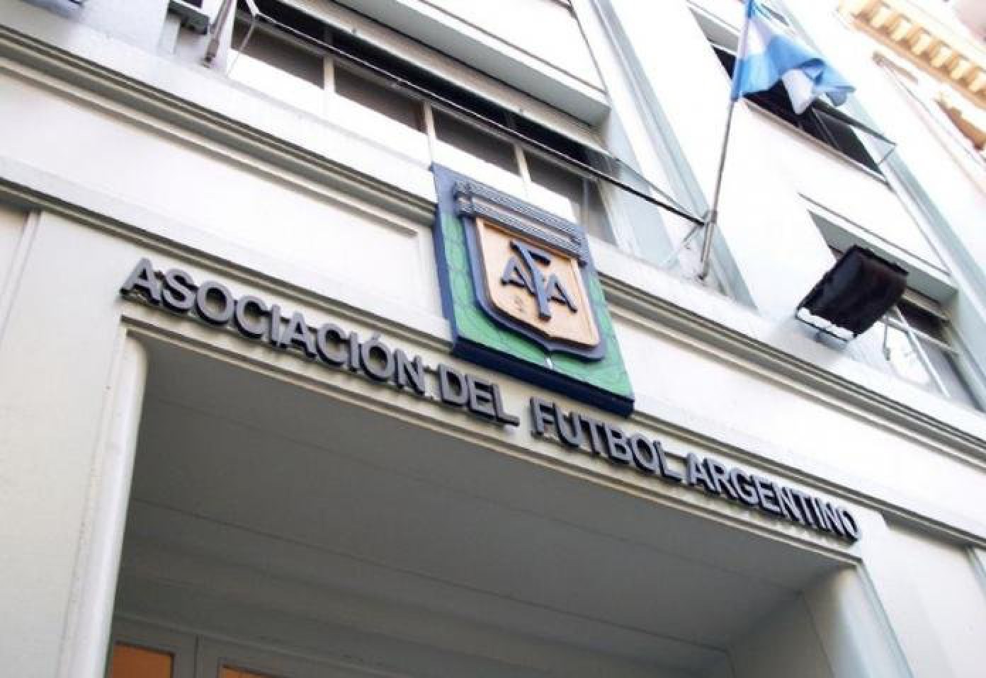 AFA presenta en protocolo para las competencias: Prohibido sonarse la nariz y escupir