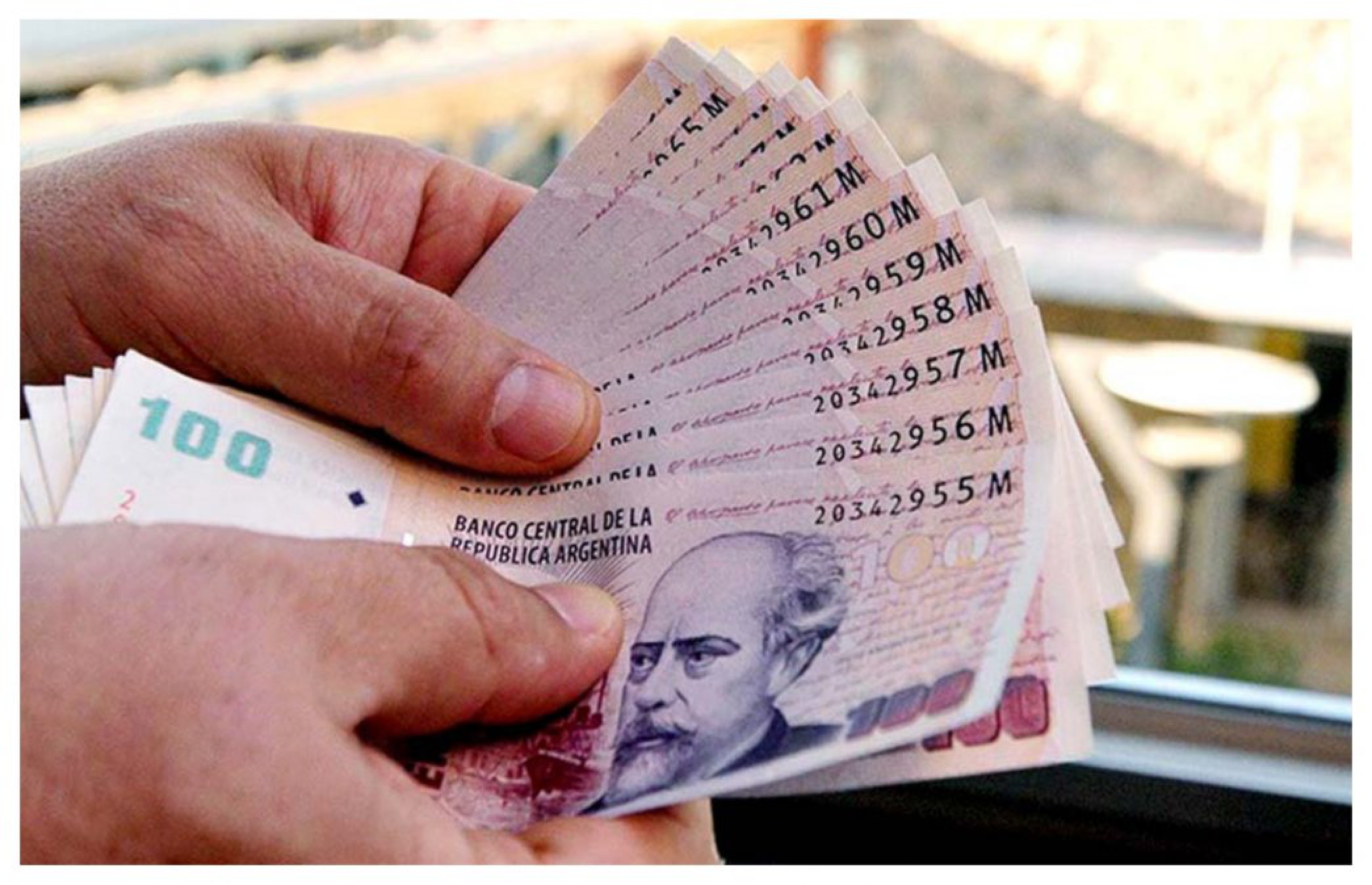 Taxista devolvió medio millón de pesos que un pasajero se olvidó: “lo que no es mío, no es mío”