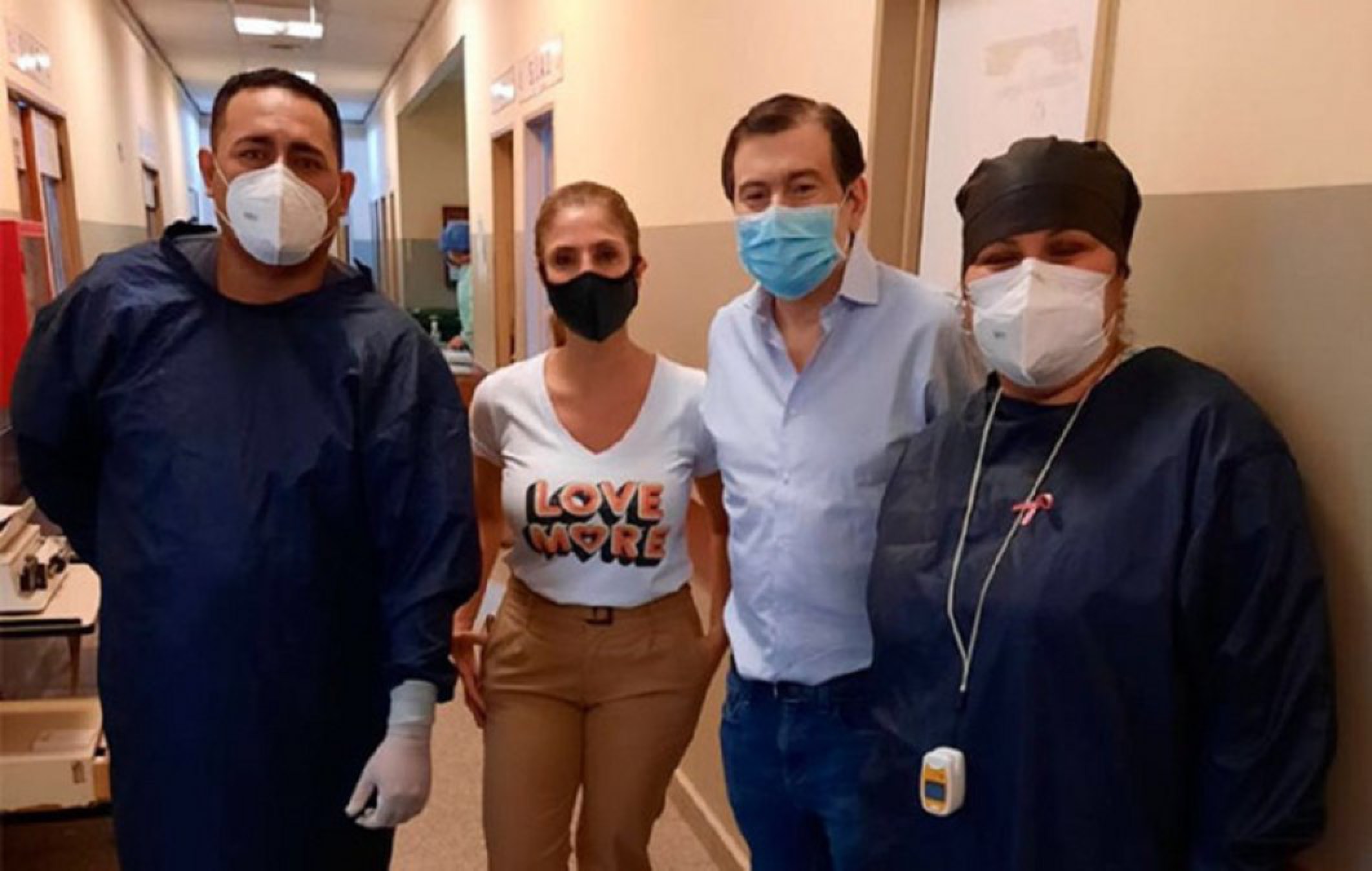 Indignación: el gobernador Zamora se tomó fotografías en el hospital donde está internada Abigail