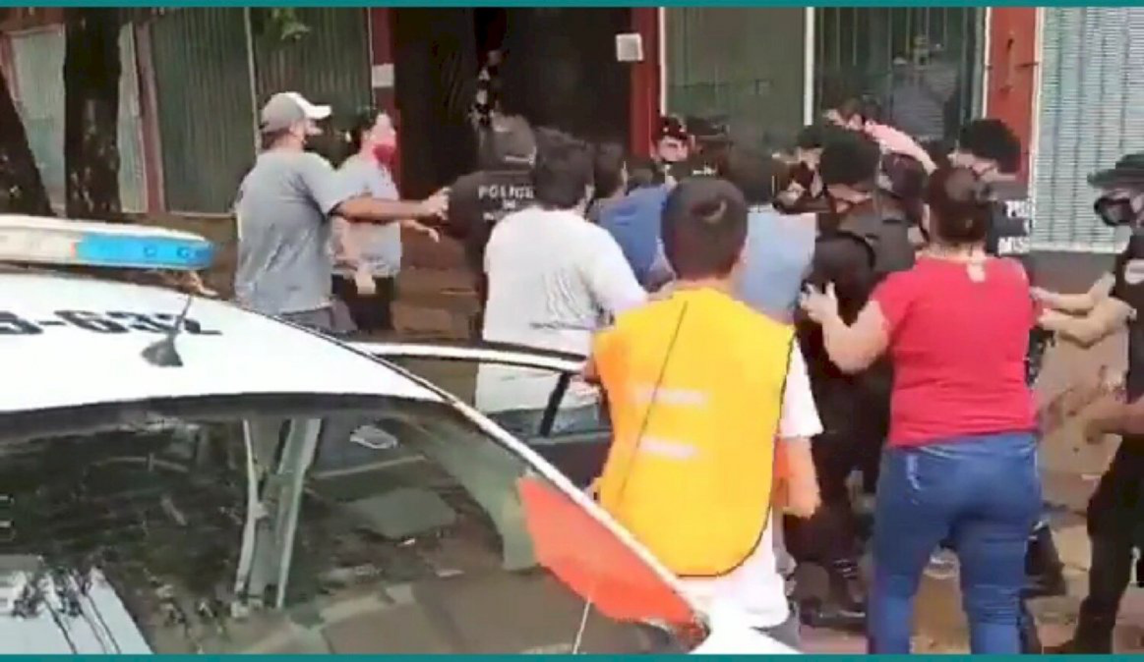 Jueza le quitó una niña de 4 a su familia adoptiva y les puso un bozal legal