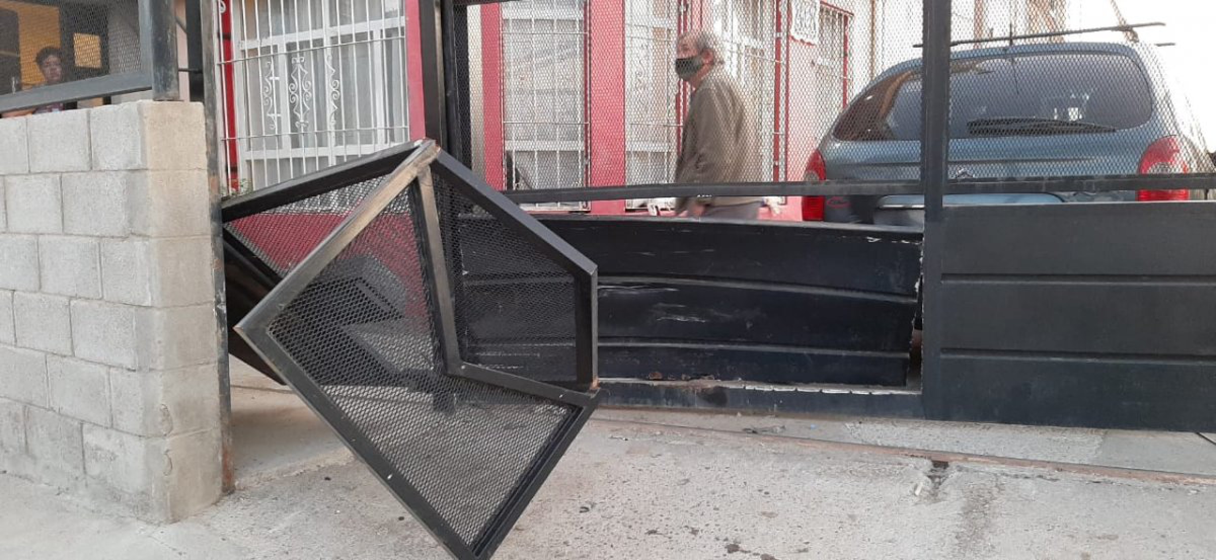 Conductor ebrio intentó escapar de la policía y chocó un portón